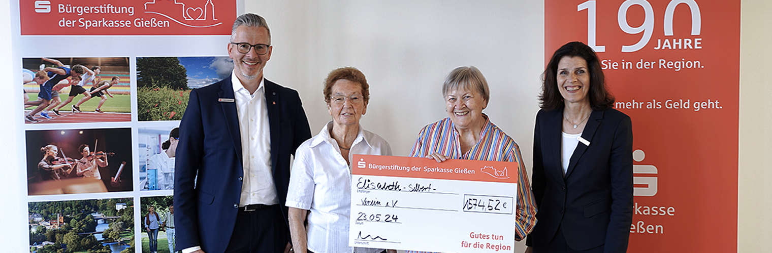 Die Bürgerstiftung der Sparkasse Gießen übergibt Spende an Elisabeth-Selbert-Verein